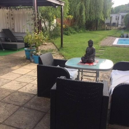 Modern Bungalow With Private Swimming Pool 메이든헤드 외부 사진